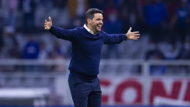 Nicolás Larcamón festejando victoria del Puebla en partido de Liga MX