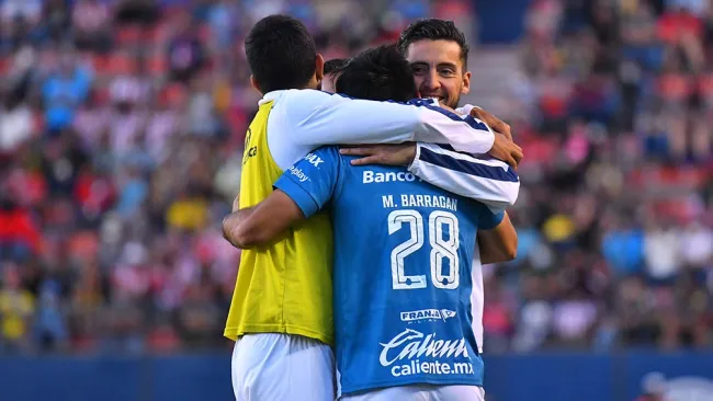 Jugadores de Puebla festejan un gol