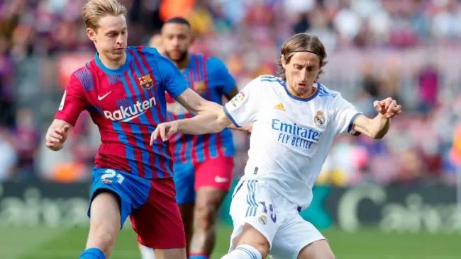 Barcelona y Real Madrid jugando el Clásico Español en el Camp Nou