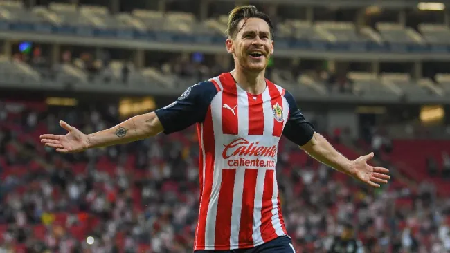 Jesús Angulo festejando gol con Chivas en partido de Liga MX