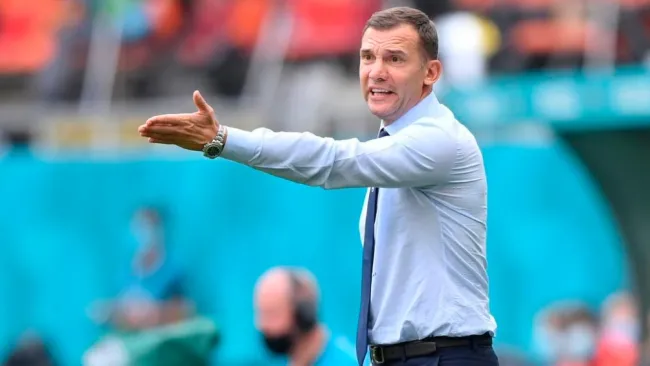 Andriy Shevchenko dirigiendo a Ucrania 