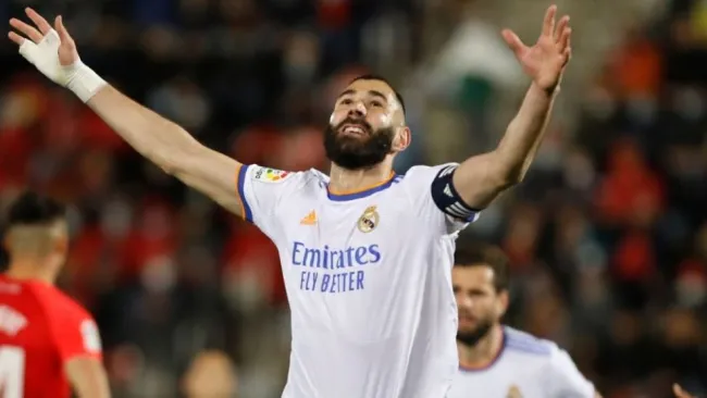 Karim Benzema festejando un gol