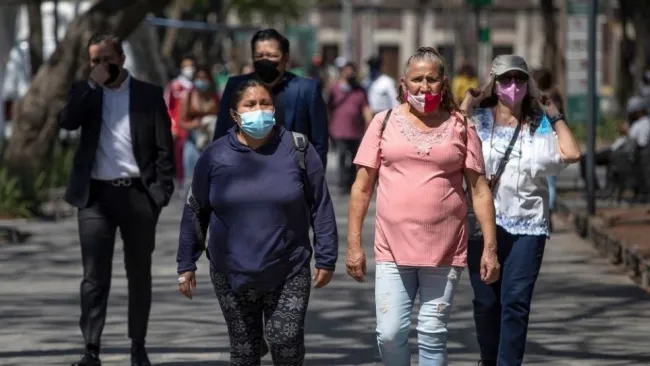 Personas caminando por la CDMX