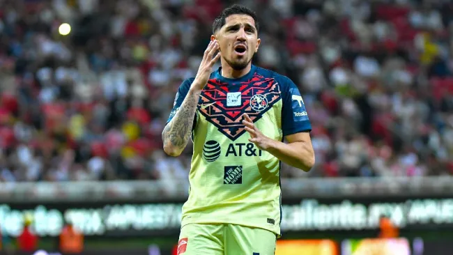 Diego Valdés jugando partido de la Liga MX con el América