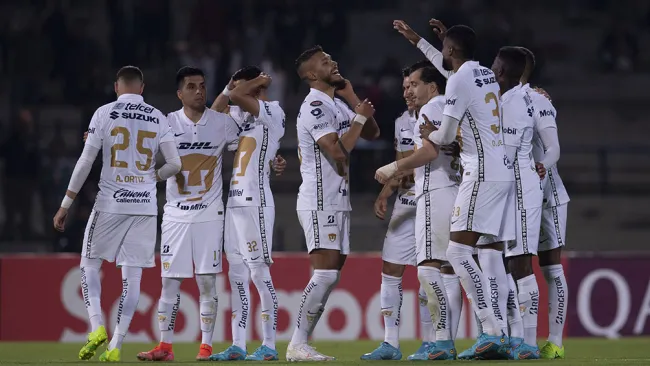 Jugadores de Pumas festejan la victoria vs New England