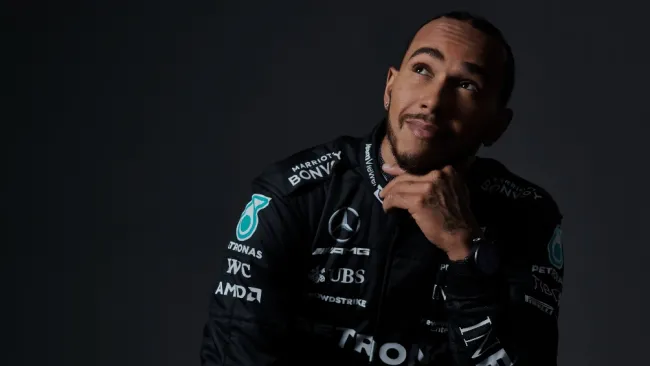 Lewis Hamilton durante sesión fotográfica con Mercedes