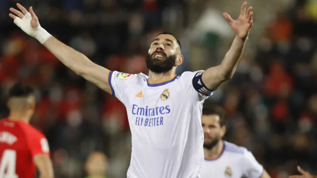 Karim Benzema durante un duelo con el Real Madrid 