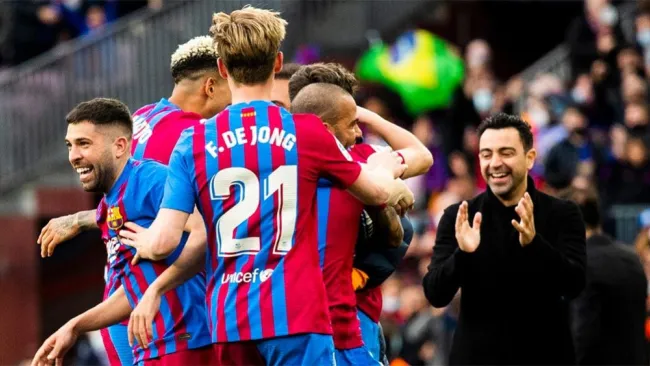 Jugadores del Barcelona festejan un gol