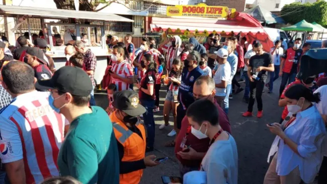 Afición a las afueras del Estadio Jalisco