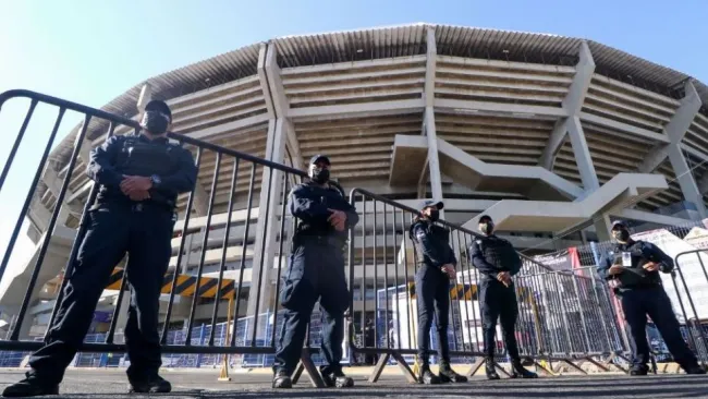 Policías afuera del Estadio Jalisco