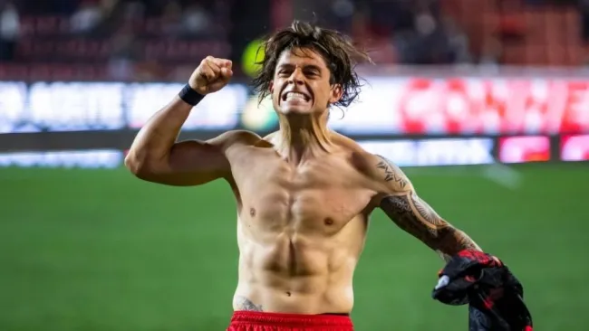 Montecinos festejando su gol