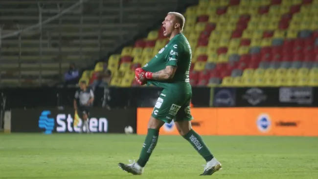 Washington Aguerre durante un partido con Querétaro