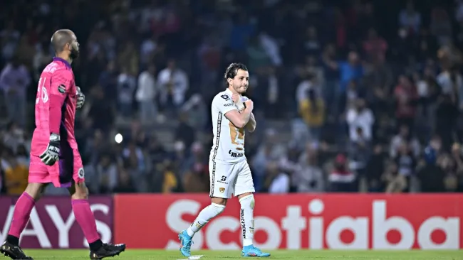 Alan Mozo durante un partido con Pumas