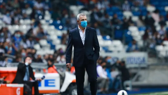Javier Aguirre durante un partido con Rayados