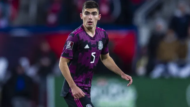 Johan Vásquez jugando partido con la Selección Mexicana