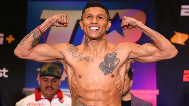 Miguel Berchelt en ceremonia de pesaje