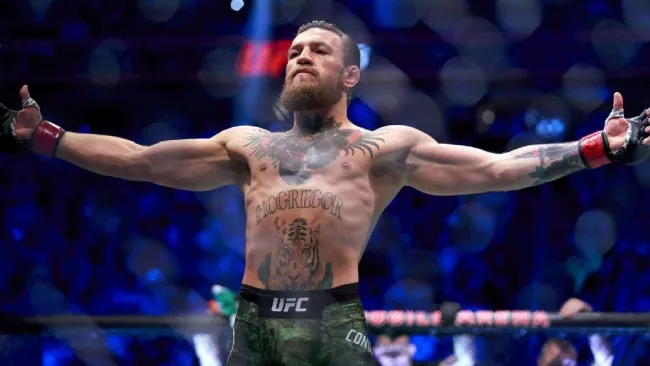 Conor McGregor festejando victoria tras una pelea de la UFC