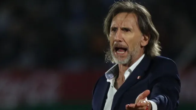 Ricardo Gareca dirigiendo a Perú