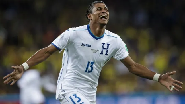 Carlo Costly festejando gol con la Selección de Honduras