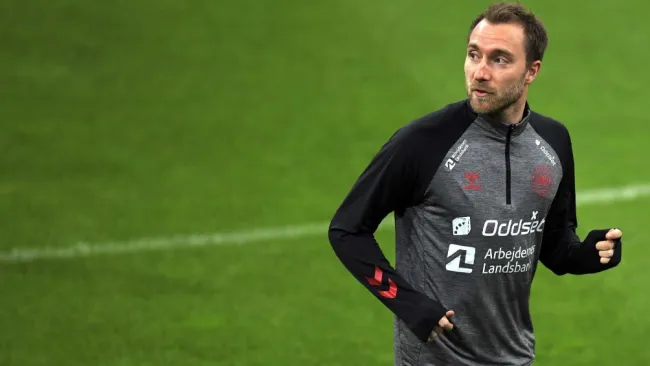 Video: Aficionado arrojó moneda a Christian Eriksen tras partido con Dinamarca