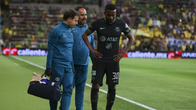 Juan Otero recibiendo atención médica tras sufrir lesión en el tobillo