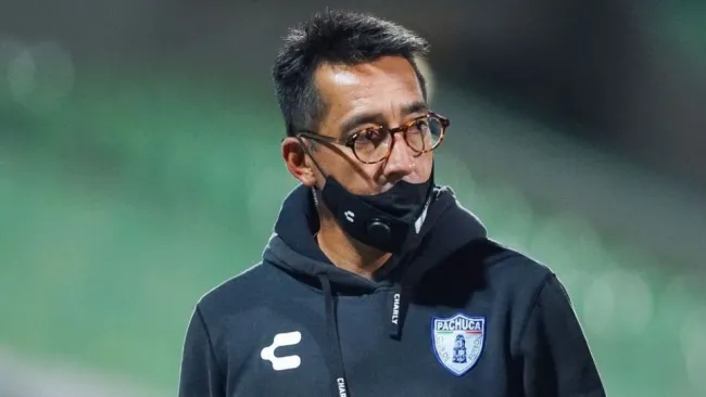 Octavio Valdéz en un partido de Pachuca Femenil