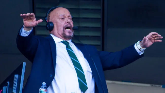 Enrique 'Perro' Bermúdez narrando un partido de la Selección Mexicana