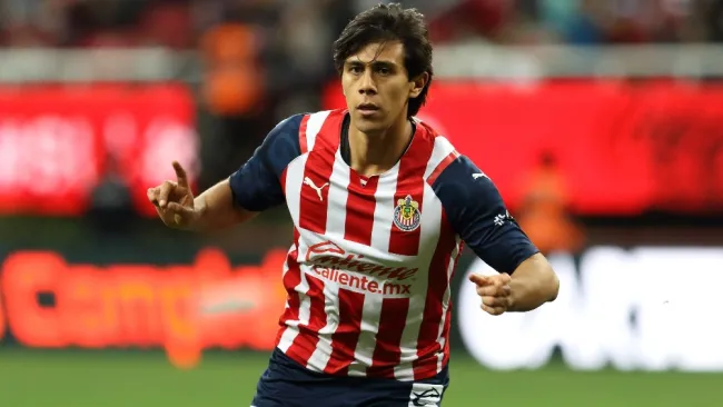 José Juan Macías festejando gol con Chivas en partido de Liga MX