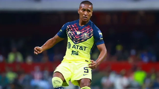 Pedro Aquino jugando partido de la Liga MX con el América