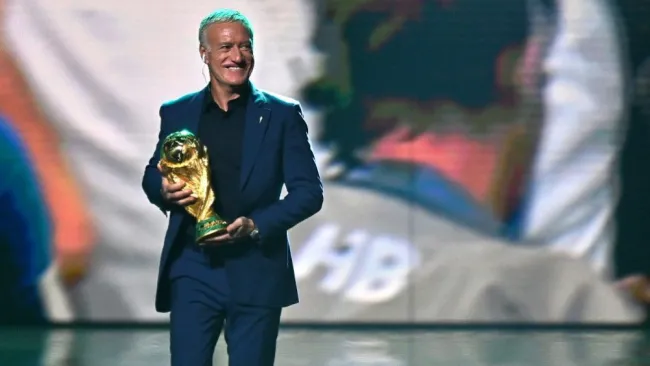 Didier Deschamps con el trofeo de la Copa del Mundo en el sorteo de Qatar 2022