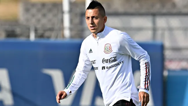 Piojo Alvarado en entrenamiento con el Tri