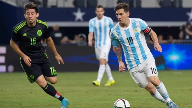 Lionel Messi en acción con Argentina ante México