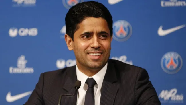 Nasser Al-Khelaifi durante una conferencia de prensa con el PSG