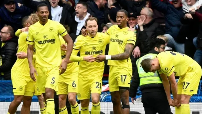 Jugadores del Brentford festejando un gol