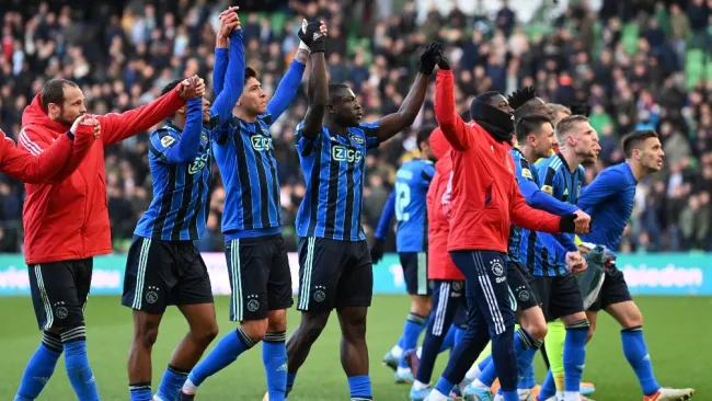 Ajax celebrando su victoria ante Groningen