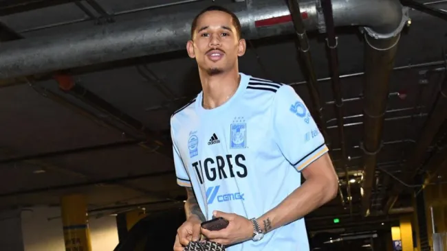 Juan Toscano llegando a la Arena con el jersey de Tigres