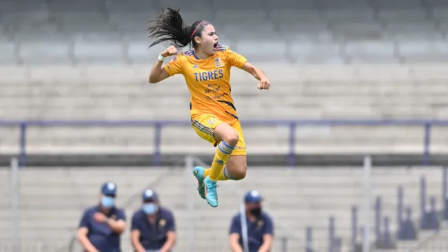 Jackie Ovalle celebra gol ante Pumas
