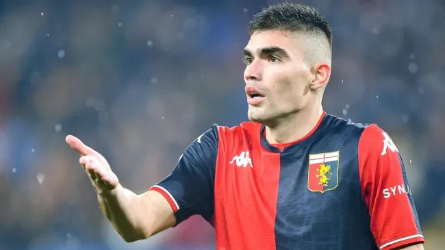Johan Vásquez en un encuentro con el Genoa 