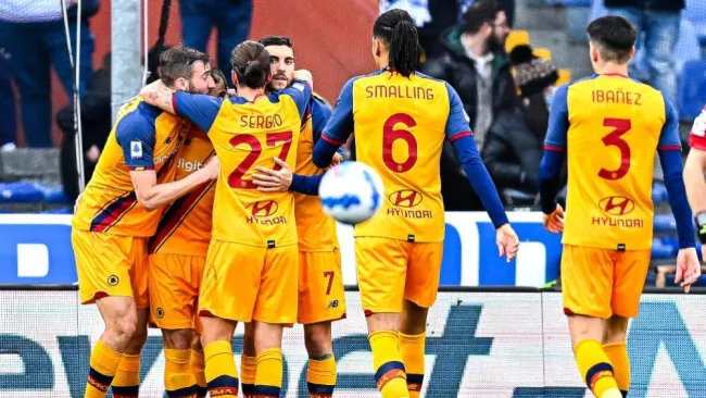 Jugadores de la Roma festejando un gol a favor