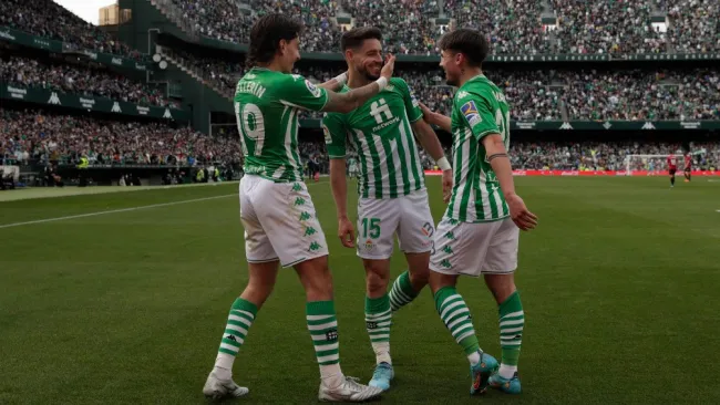 Jugadores del Betis celebran gol frente al Osasuna