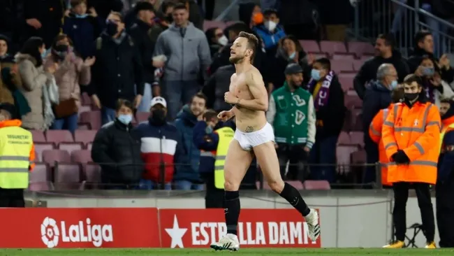 Rakitic terminó en calzoncillos 