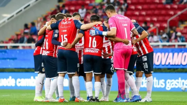 Jugadores de Chivas en un partido 