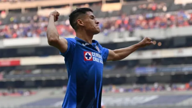 Uriel Antuna en un partido de Cruz Azul
