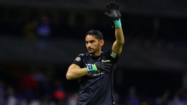 Corona durante un partido de Cruz Azul