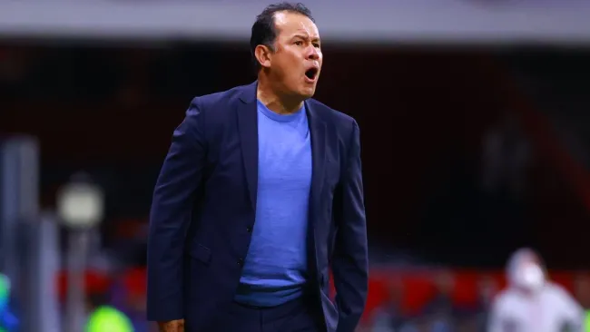 Juan Reynoso en el partido entre Cruz Azul