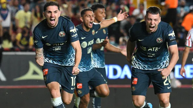 Diego Valdes festeja un tanto con las Águilas 