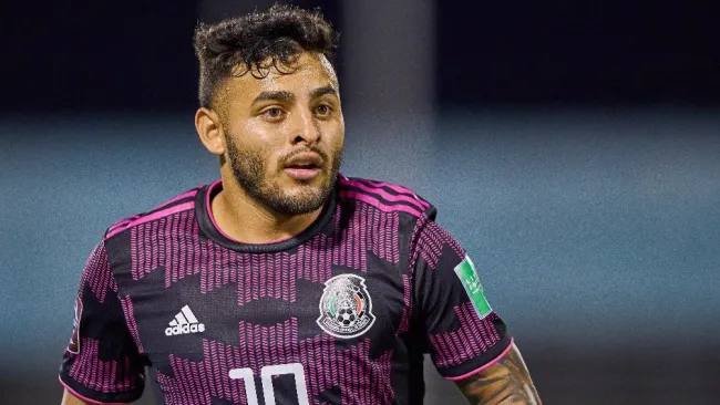 Alexis Vega disputando partido con la Selección Mexicana