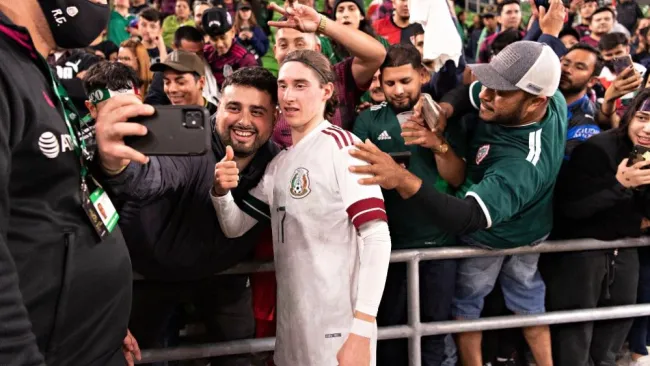 Marcelo Flores con la afición nacional