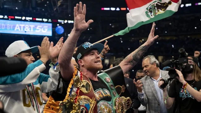 Canelo Álvarez tras ganar una pelea con sus cinturones 