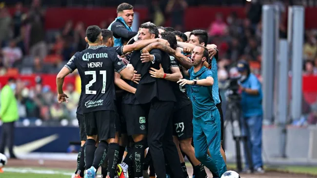 Jugadores del América festejando gol con Fernando Ortiz en el Azteca